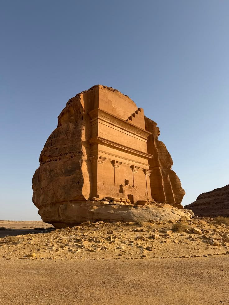 واجهة أثرية منحوتة في صخرة الحِجر بالعلا